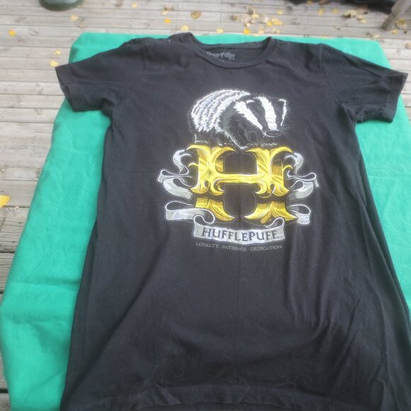 Harry Potter Hufflepuff Badger Skunk T-Shirt - Size Small Women's. - Picture 1 of 9